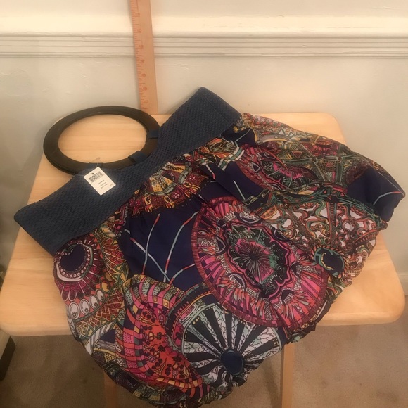 Cloth purse with wood handles. - Picture 3 of 5